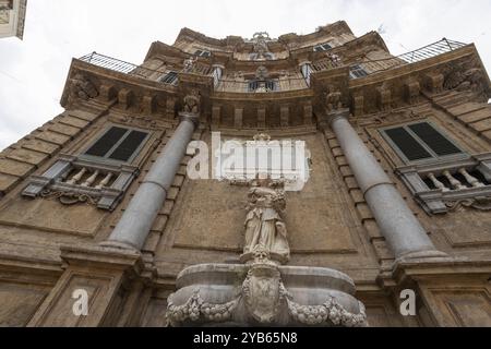 PALERMO, ITALIEN, 15. JUNI 2023 - Blick auf die barocke Fassade eines der Quattro Canti Paläste auf dem Villena-Platz, Palermo, Sizilien, Italien Stockfoto