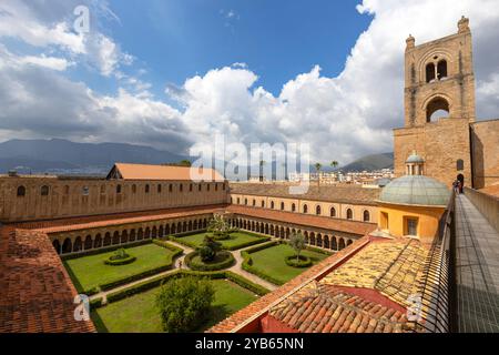 MONREALE, ITALIEN 16. JUNI 2023 - Luftaufnahme des Benediktinerklosters in Monreale, Provinz Palermo, Sizilien, Italien Stockfoto