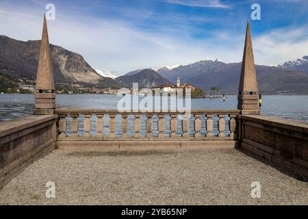 Blick auf die Insel Pescatori oder Superiore (Fischerinsel) von Isola Bella, Isole Borromee, im Lago Maggiore, Stresa, Piemont, Italien Stockfoto