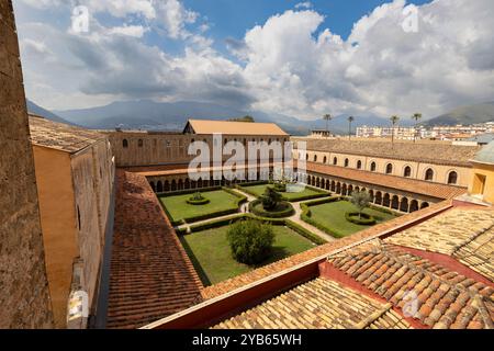 MONREALE, ITALIEN 16. JUNI 2023 - Luftaufnahme des Benediktinerklosters in Monreale, Provinz Palermo, Sizilien, Italien Stockfoto