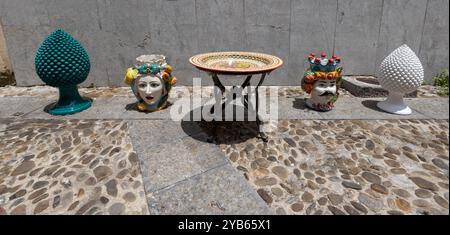 Keramische Ware aus Sizilien im Verkauf, Italien Stockfoto