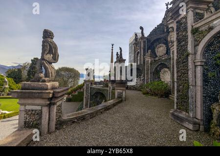 STRESA, ITALIEN, 4. APRIL 2024 - Blick auf die Gärten der Isola Bella im Lago Maggiore, Stresa, Provinz Verbano-Cusio-Ossola, Piemont, Italien. Stockfoto