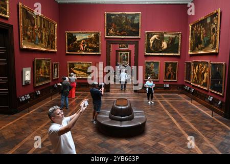 Dresden – 30. August 2024: Besucher in der Gemaldegalerie Alte Meister in Dresden. Stockfoto