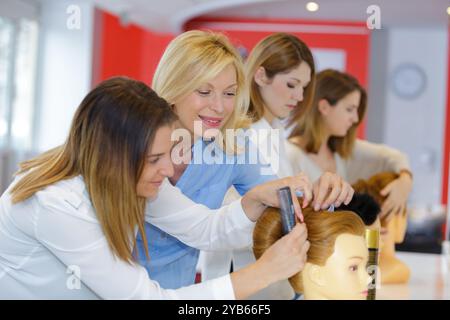 Lehrer helfen den Studenten Ausbildung Friseure zu werden Stockfoto