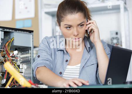 Frustrierte junge Frau wegen schwachem Internetempfang Stockfoto