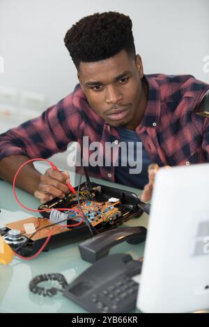 Elektriker mit Kabelsalat Stockfoto