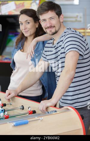 Freunden Spaß zusammen spielen Tischfußball Stockfoto