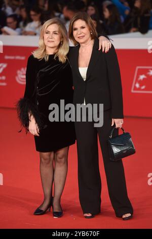Rom, Italien. Oktober 2024. Laura Berlinguer (L) und Bianca Berlinguer (R) nehmen an der Eröffnungszeremonie und dem roten Teppich „Berlinguer - die großen Ambitionen“ (Berlinguer - La grande ambizione) während des 19. Filmfestivals in Rom im Auditorium Parco Della Musica Teil. Quelle: SOPA Images Limited/Alamy Live News Stockfoto
