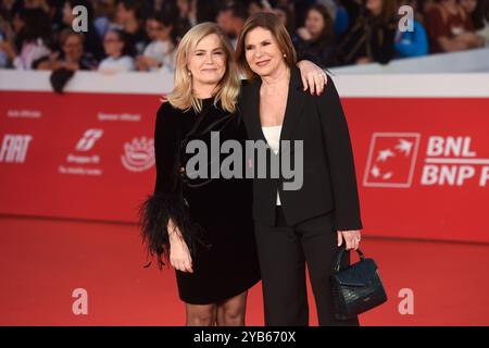 Rom, Italien. Oktober 2024. Laura Berlinguer (L) und Bianca Berlinguer (R) nehmen an der Eröffnungszeremonie und dem roten Teppich „Berlinguer - die großen Ambitionen“ (Berlinguer - La grande ambizione) während des 19. Filmfestivals in Rom im Auditorium Parco Della Musica Teil. Quelle: SOPA Images Limited/Alamy Live News Stockfoto