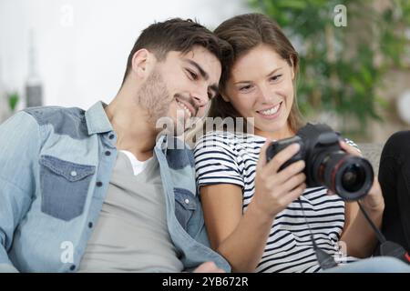 Moderne junge Paar prüft die Fotos auf der Kamera Stockfoto