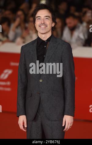 Rom, Italien. Oktober 2024. Diodato nimmt an der Eröffnungszeremonie Teil und roter Teppich „Berlinguer – La grande ambizione“ während des 19. Rom Film Festivals im Auditorium Parco Della Musica. Quelle: SOPA Images Limited/Alamy Live News Stockfoto