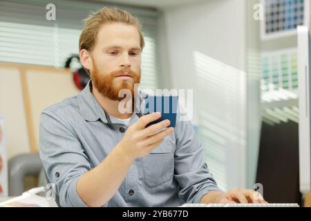 Innenarchitektin, die mit Farbmustern arbeitet Stockfoto