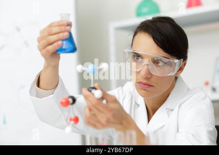 Arbeit mit Kolben im Labor Stockfoto