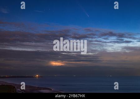 Komet Tsuchinshan-ATLAS oder C/2023 A3 und Intra-Cloud-Blitzentladungen, gesehen von Cap Blanc-nez, 16.10.2024, Frankreich, Côte d'Opale Stockfoto