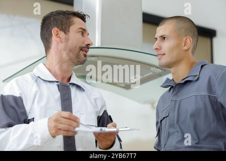 Wir reden über die Reparatur des Küchenabsaugfilters Stockfoto