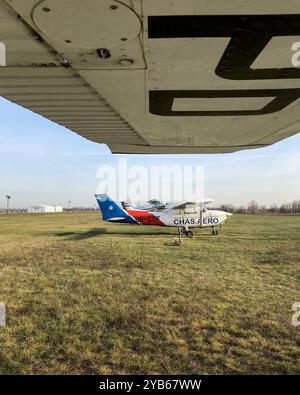 Lokaler Flugplatz mit kleinen Flugzeugen. Reihe von leichten Flugzeugen auf Gras am Spätherbsttag. Stockfoto