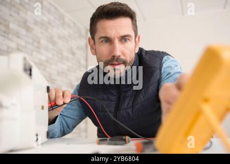 Elektrische Messungen mit einem Multimeter Stockfoto