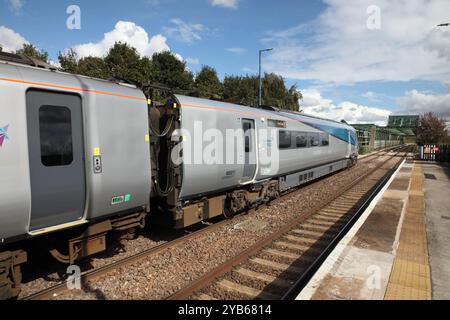 TransPennine Express 'Nova 1' Bimode Klasse 802 802211 hält am Bahnhof Althorpe an, mit dem Zug 3Q11 1041 Heaton nach Cleethorpes am 24.9.2008. Stockfoto