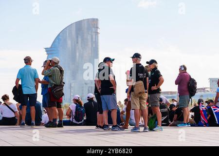 Barcelona, Spanien, 16. Oktober 2024. Louis Vuitton America's Cup. Das Emirates New Zealand Team unterstützt die Gäste in der Nähe des W Hotels. Quelle: Joan G/Alamy Live News Stockfoto