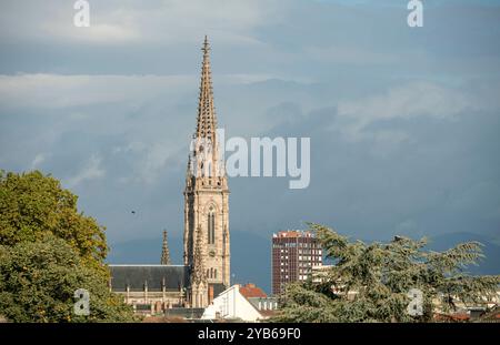 Mulhouse France 24. September 2024. Tempel Saint-Etienne St. Stephans Kirche am Place de la RÃ union. Ein Turm, der über der Stadt thront. Stockfoto