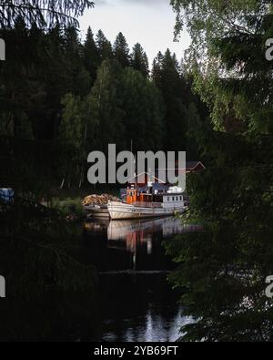 Altes Dampfschiff auf Deck am Fluss in Kajaani, Finnland. Stockfoto