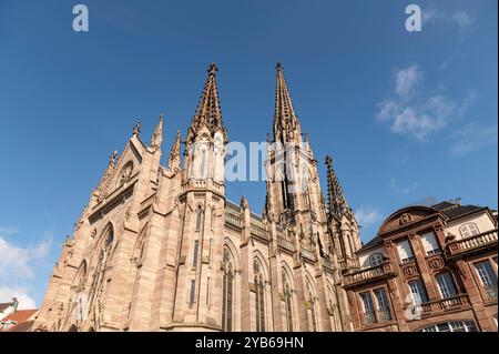 Mulhouse France 24. September 2024. Tempel Saint-Etienne St. Stephans Kirche am Place de la RÃ union. Ein Turm, der über der Stadt thront. Stockfoto