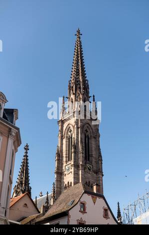 Mulhouse France 24. September 2024. Tempel Saint-Etienne St. Stephans Kirche am Place de la RÃ union. Ein Turm, der über der Stadt thront. Stockfoto