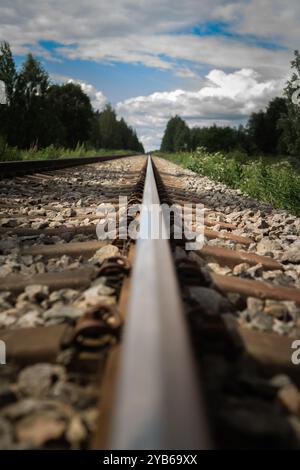 Eine Eisenbahn, die in die Unendlichkeit führt. Stockfoto