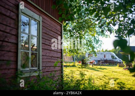 Freizeitfahrzeug und finnisches Sommerhaus im Hochsommer. Stockfoto