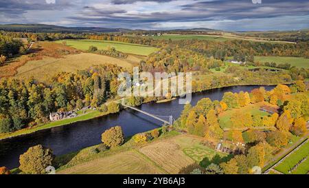 Aberlour Moray Scotland Sonnenschein über herbstlichen Bäumen, dem River Spey und der Victoria Bridge oder Penny Bridge Stockfoto