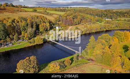 Aberlour Moray Scotland Sonnenschein über bunten Herbstbäumen, dem River Spey und der Victoria Bridge oder der Penny Bridge Stockfoto