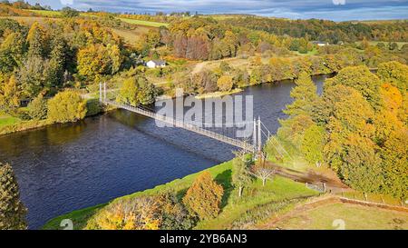 Aberlour Moray Scotland Sonnenschein über dem Fluss Spey und Victoria Bridge oder Penny Bridge und Bäume in herbstlichen Farben Stockfoto