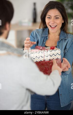 Ich war begeistert, dass ein Mädchen Geschenke von einem Freund bekommt Stockfoto