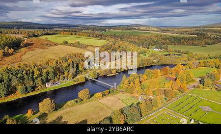 Aberlour Moray Scotland Sonnenschein über dem Fluss Spey und Victoria Bridge oder Penny Bridge im Herbst Stockfoto