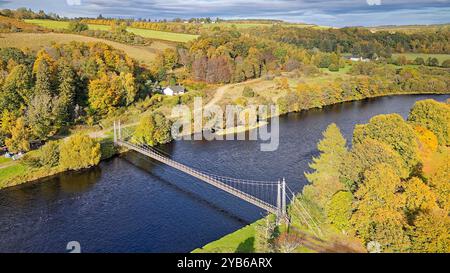 Aberlour Moray Scotland The River Spey and Victoria Bridge oder Penny Bridge und Bäume in herbstlichen Farben Stockfoto