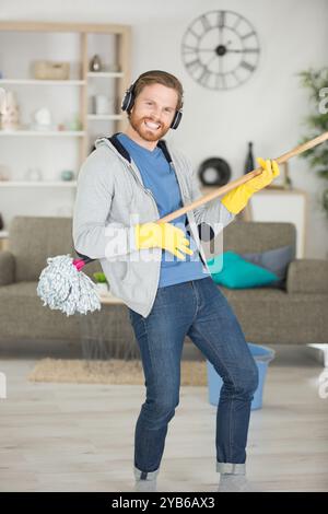 Männlicher gutaussehender professioneller Reiniger, der im Büro arbeitet Stockfoto