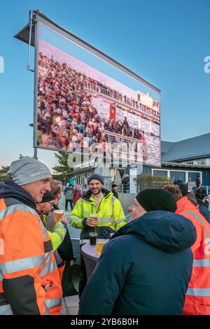 Fest eröffnet: Seebrücke und Inselhafen im Ostseebad Prerow - 16.10.2024: Mit einer Lichtshow wurde die Seebrücke und der Inselhafen im Ostseebad Prerow am 16.10.2024 festlich eröffnet. Damit ist die 720 Meter lange Brücke die längste an der Ostsee. Im Hafen gibt es 50 Liegeplätze, u.a. für Sportboote sowie für Fischerboote. Hier ist auch der Seenotrettungskreuzer NIS RANDERS der Deutschen Gesellschaft zur Rettung Schiffbrüchiger DGzRS stationiert. Prerow Hauptübergang 18 Mecklenburg-Vorpommern Deutschland *** feierliche Eröffnung des Piers und Inselhafens im Ostseebad Prerow Stockfoto