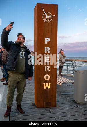 Fest eröffnet: Seebrücke und Inselhafen im Ostseebad Prerow - 16.10.2024: Mit einer Lichtshow wurde die Seebrücke und der Inselhafen im Ostseebad Prerow am 16.10.2024 festlich eröffnet. Damit ist die 720 Meter lange Brücke die längste an der Ostsee. Im Hafen gibt es 50 Liegeplätze, u.a. für Sportboote sowie für Fischerboote. Hier ist auch der Seenotrettungskreuzer NIS RANDERS der Deutschen Gesellschaft zur Rettung Schiffbrüchiger DGzRS stationiert. Foto: Begehrtes Motiv, die Stele auf der Seebrücke. Prerow Hauptübergang 18 Mecklenburg-Vorpommern Deutschland *** feierliche Eröffnung des Piers Stockfoto