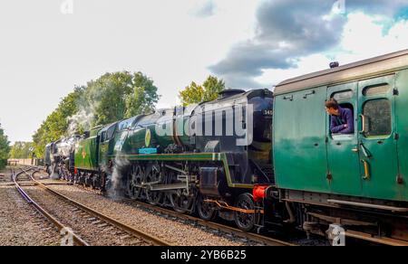 Tain verlässt East Grinstead, angeführt von Battle of Britain Class 'Sir Archibald Sinclair' und British Railways Standard 'Camelot' an der Bluebell Railway Stockfoto
