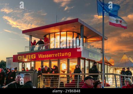 Fest eröffnet: Seebrücke und Inselhafen im Ostseebad Prerow - 16.10.2024: Mit einer Lichtshow wurde die Seebrücke und der Inselhafen im Ostseebad Prerow am 16.10.2024 festlich eröffnet. Damit ist die 720 Meter lange Brücke die längste an der Ostsee. Im Hafen gibt es 50 Liegeplätze, u.a. für Sportboote sowie für Fischerboote. Hier ist auch der Seenotrettungskreuzer NIS RANDERS der Deutschen Gesellschaft zur Rettung Schiffbrüchiger DGzRS stationiert. Foto: Der neue Turm der DLRG Wasserrettung vor der Seebrücke. Prerow Hauptübergang 18 Mecklenburg-Vorpommern Deutschland *** feierliche Eröffnung Stockfoto