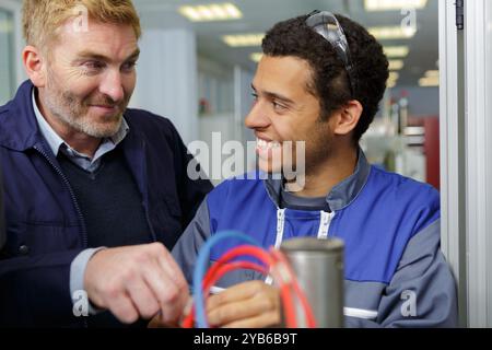 Techniker, die Glasfaserkabel bearbeiten Stockfoto