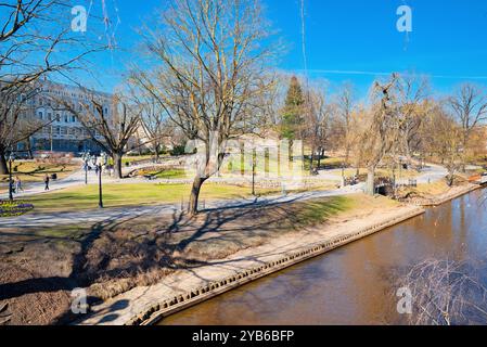 Bastion Hill (Bastejkalna parks) in der Nähe von Freiheitsdenkmal in Riga, Lettland. Stockfoto