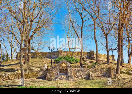 Riga, Lettland - 12 April 2018: Bastion Hill (Bastejkalna parks) in der Nähe von Freiheitsdenkmal in Riga, Lettland. Stockfoto