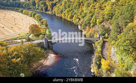 Craigellachie Bridge Aberlour Moray Schottland die gusseiserne Brücke von Thomas Telford und die von Bäumen gesäumten Ufer des Flusses Spey im Herbst Stockfoto