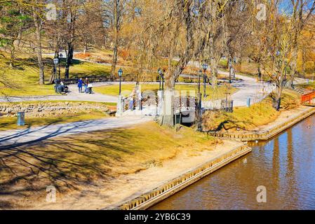 Bastion Hill (Bastejkalna parks) in der Nähe von Freiheitsdenkmal in Riga, Lettland. Stockfoto