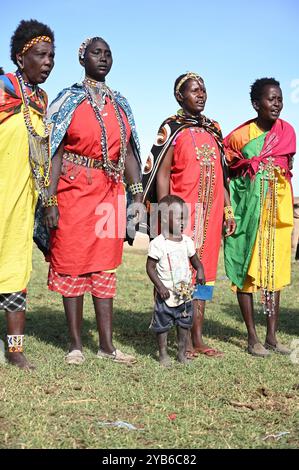 MAASAI MARA NATIONAL RESERVE, KENIA, AFRIKA - 11. NOVEMBER 2022: Menschen in Kenia. Maasai-Frauen in traditionellen Kleidern und Outfits singen so eine Hochzeit Stockfoto