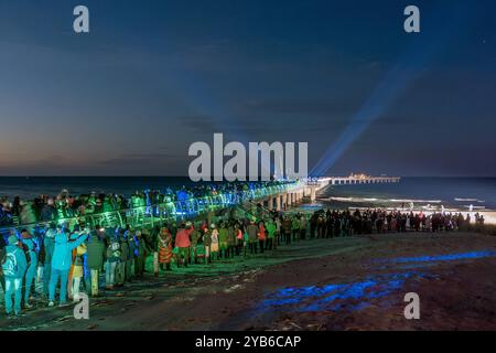 Fest eröffnet: Seebrücke und Inselhafen im Ostseebad Prerow - 16.10.2024: Mit einer Lichtshow wurde die Seebrücke und der Inselhafen im Ostseebad Prerow am 16.10.2024 festlich eröffnet. Damit ist die 720 Meter lange Brücke die längste an der Ostsee. Im Hafen gibt es 50 Liegeplätze, u.a. für Sportboote sowie für Fischerboote. Hier ist auch der Seenotrettungskreuzer NIS RANDERS der Deutschen Gesellschaft zur Rettung Schiffbrüchiger DGzRS stationiert. Prerow Hauptübergang 18 Mecklenburg-Vorpommern Deutschland *** feierliche Eröffnung des Piers und Inselhafens im Ostseebad Prerow Stockfoto