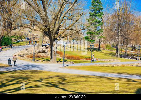 Bastion Hill (Bastejkalna parks) in der Nähe von Freiheitsdenkmal in Riga, Lettland. Stockfoto