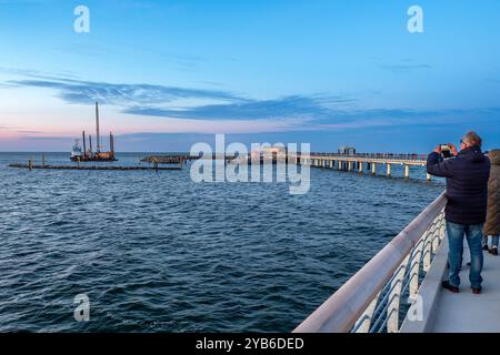 Fest eröffnet: Seebrücke und Inselhafen im Ostseebad Prerow - 16.10.2024: Mit einer Lichtshow wurde die Seebrücke und der Inselhafen im Ostseebad Prerow am 16.10.2024 festlich eröffnet. Damit ist die 720 Meter lange Brücke die längste an der Ostsee. Im Hafen gibt es 50 Liegeplätze, u.a. für Sportboote sowie für Fischerboote. Hier ist auch der Seenotrettungskreuzer NIS RANDERS der Deutschen Gesellschaft zur Rettung Schiffbrüchiger DGzRS stationiert. Prerow Hauptübergang 18 Mecklenburg-Vorpommern Deutschland *** feierliche Eröffnung des Piers und Inselhafens im Ostseebad Prerow Stockfoto