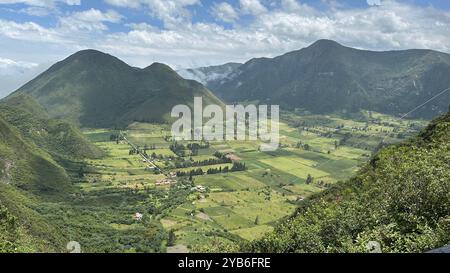 Der Pululahua Vulcano Complex befindet sich in der Provinz Pichincha, fast an der Äquatorlinie nördlich von Quito. Stockfoto